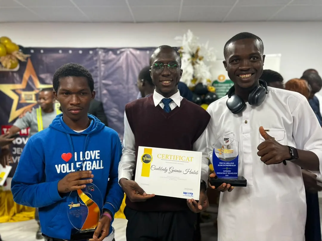 Habib et deux proches, trophées en main