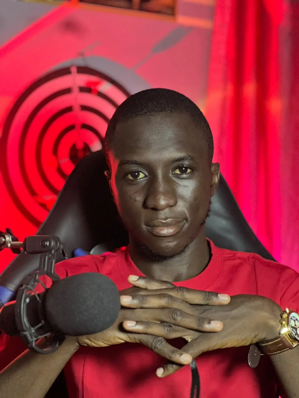 Habib en studio, face au micro