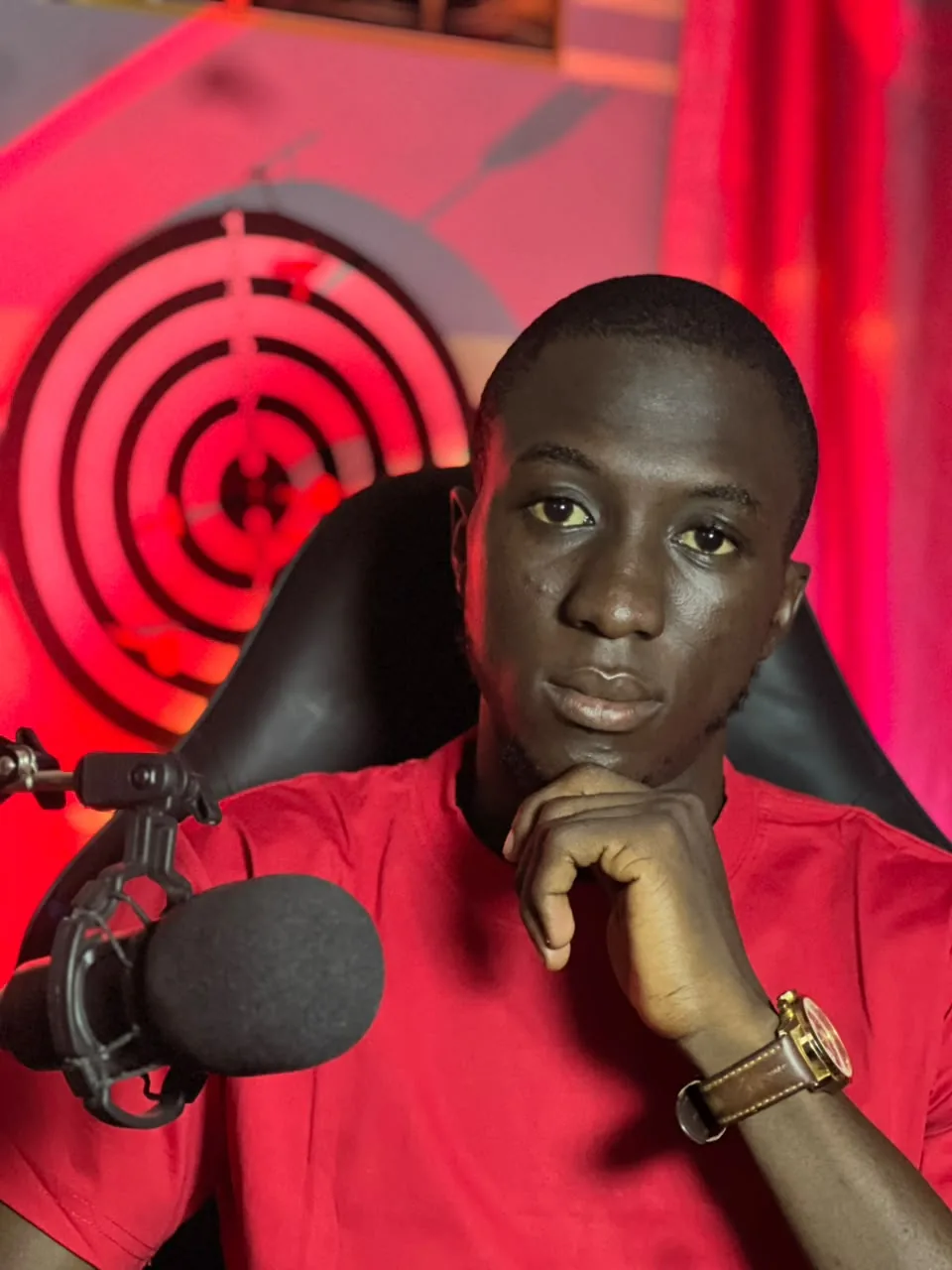 Habib en studio, face au micro