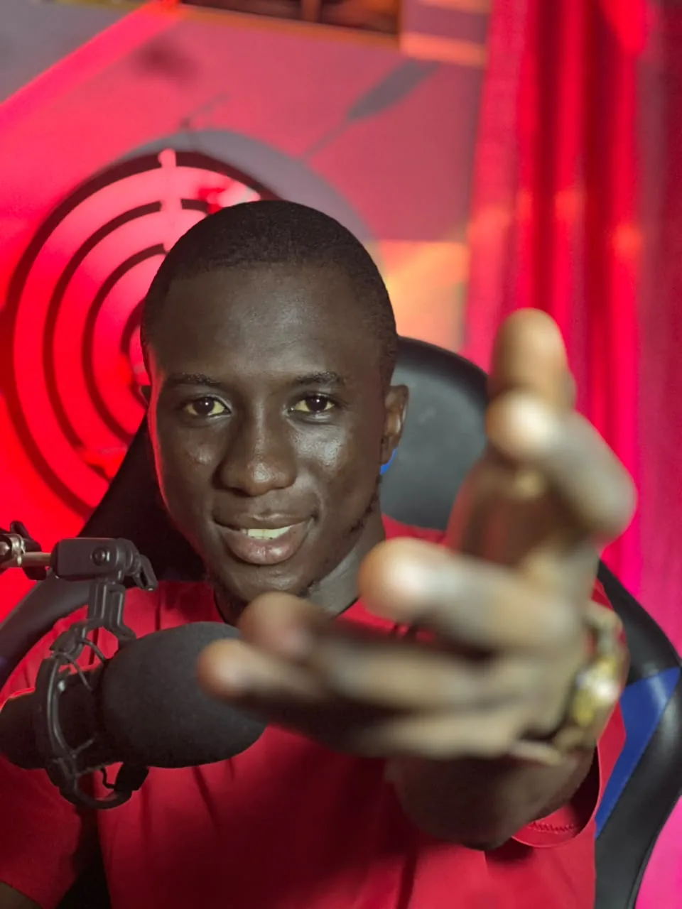 Habib en studio, face au micro