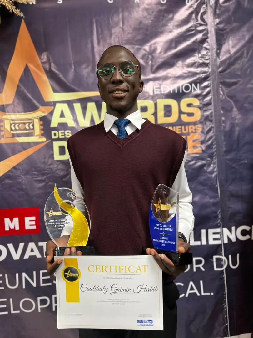 Habib, deux trophées et son certificat en main