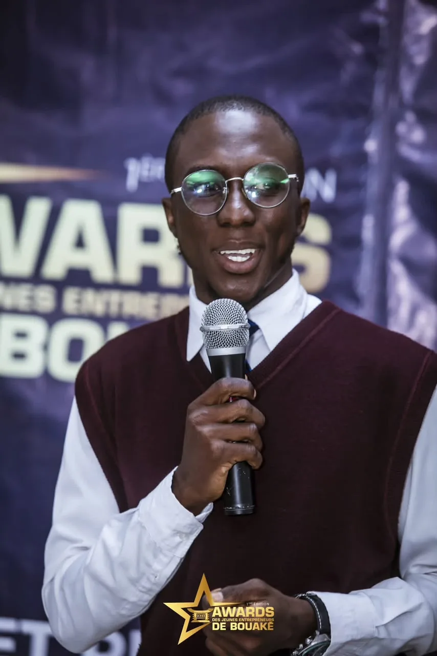 Habib, micro en main, pendant une prise de parole
