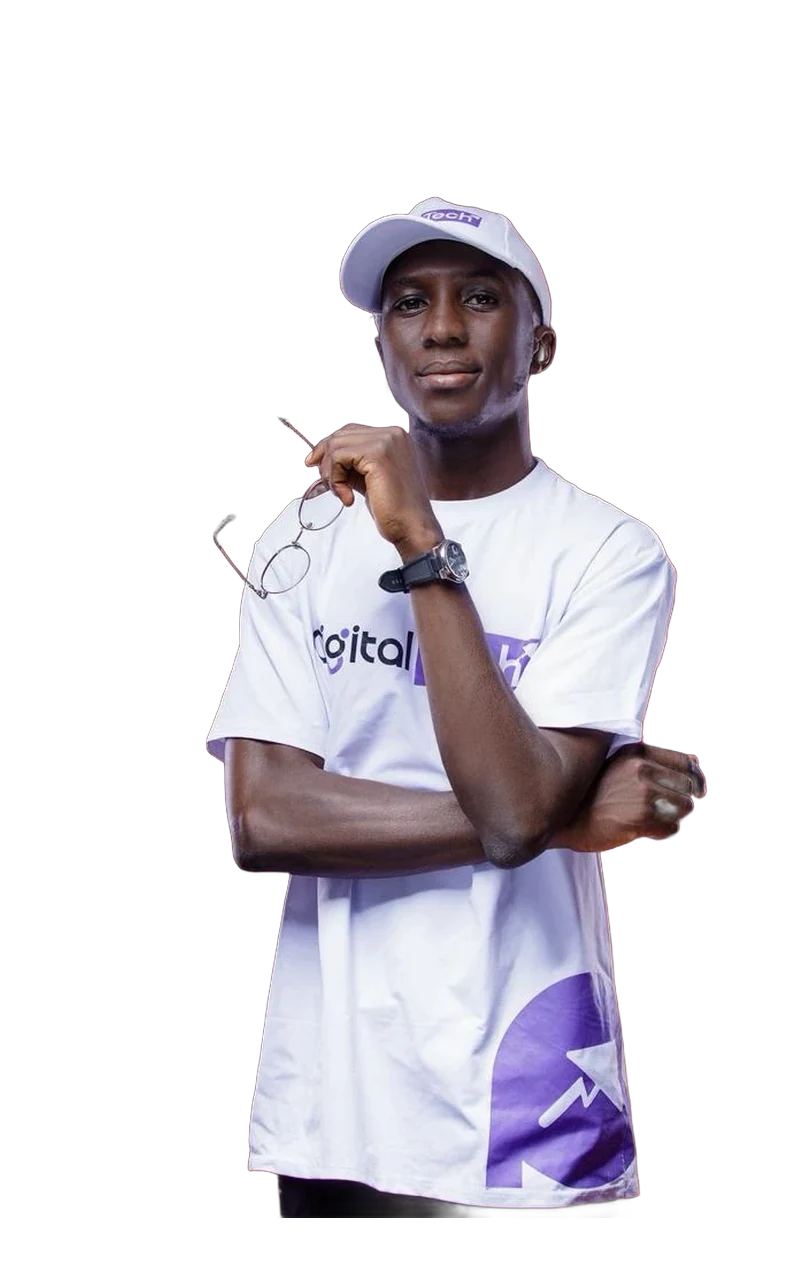 Gnimin Habib Coulibaly, bras croisés, lunettes à la main