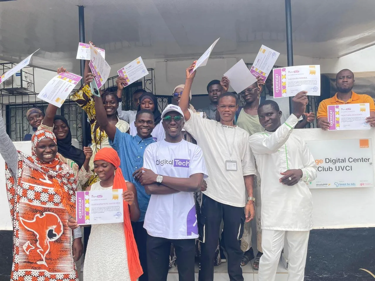 Apprenants de Digital-Tech Academy brandissant leurs certificats